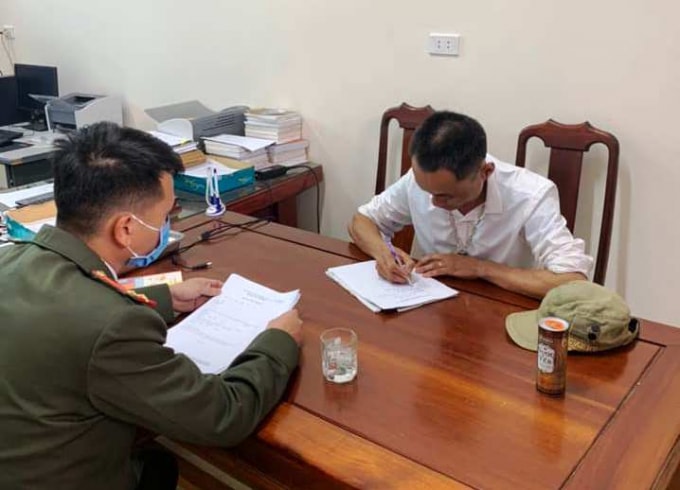 Công an Cẩm Xuyên triệu tập người có hành vi đốt pháo. Ảnh: CA
