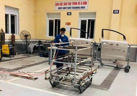 Chế tạo thành công robot vận chuyển thực phẩm để phục vụ phòng, chống COVID-19 trong vòng 32 giờ.