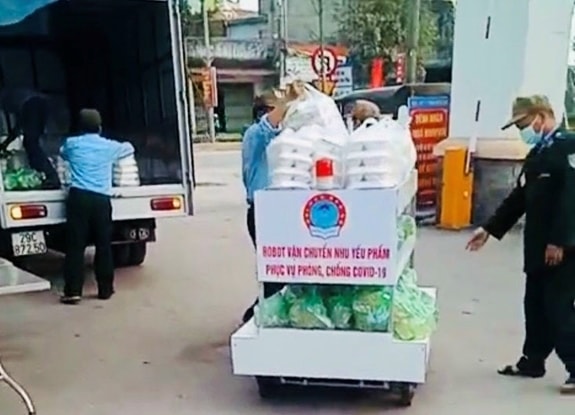 Mỗi lần vận chuyển robot này có thể mang theo hơn 100kg nhu yếu phẩm.