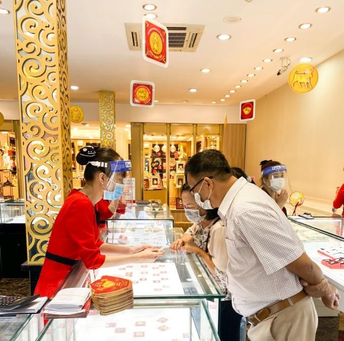 Riêng các Trung tâm, cửa hàng của DOJI trong vùng dịch, các tư vấn viên đều sử dụng khẩu trang ngăn giọt bắn.