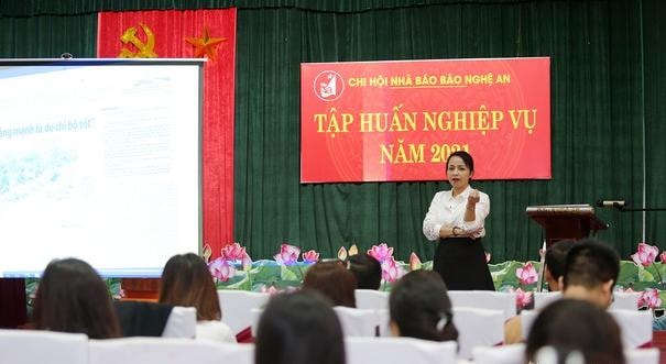 Bí thư Đảng ủy Báo Nghệ An Phạm Thị Hồng Toan trao đổi cùng phóng viên về cách phát triển đề tài khi về với cơ sở. Ảnh: Lâm Tùng