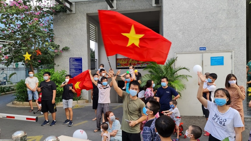 Người dân TP. HCM vui mừng khi được gỡ bỏ phong tỏa. Ảnh: HCDC.