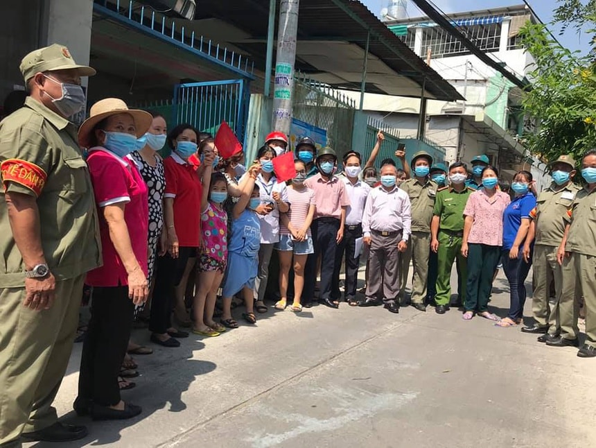 Gỡ phong tỏa tại phường 15, quận Tân Bình. Ảnh: HCDC.