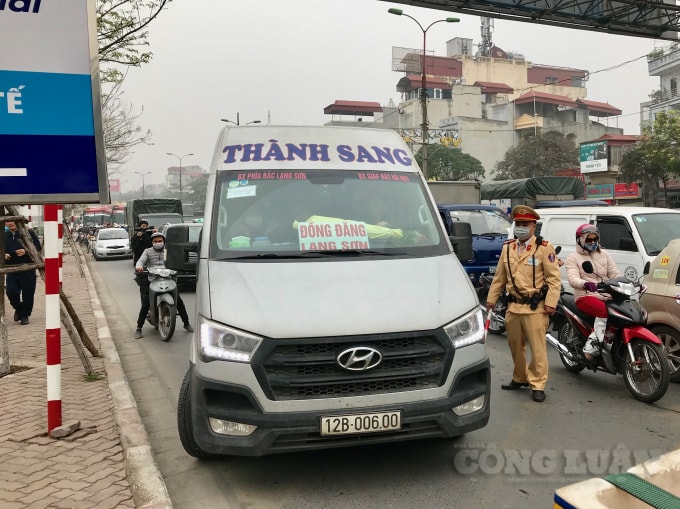 Cảnh sát giao thông Hà Nội xử lý trên 430.000 trường hợp vi phạm trật tự an toàn giao thông với tổng số tiền phạt trên 200 tỷ đồng sau một năm thực hiện Nghị định 100. Ảnh minh họa
