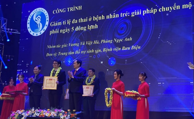 Chủ tịch Ủy ban Trung ương MTTQ Việt Nam Trần Thanh Mẫn (phải) và Bí thư thứ nhất Trung ương Đoàn TNCS Hồ Chí Minh Nguyễn Anh Tuấn (trái) trao giải thưởng Tuổi trẻ sáng tạo toàn quốc năm 2020 cho ThS.BS Vương Vũ Việt Hà