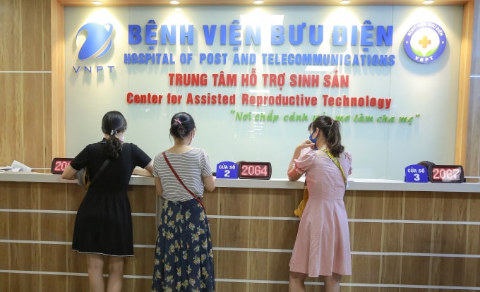 Người bệnh chờ khám tại Trung tâm Hỗ trợ sinh sản – Bệnh viện Bưu điện.