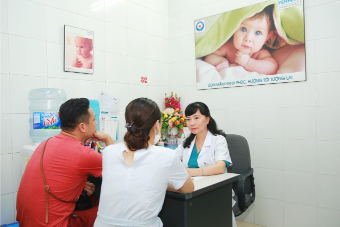 Bác sĩ Nguyễn Thị Nhã – Giám đốc Trung tâm Hỗ trợ sinh sản – Bệnh viện Bưu điện tư vấn cho người bệnh.