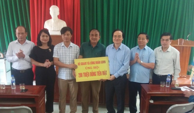 Bộ trưởng Phùng Xuân Nhạ và đoàn công tác của Bộ GD&ĐT về động viên, chia sẻ và tặng quà cho các đơn vị bị ngập lũ.