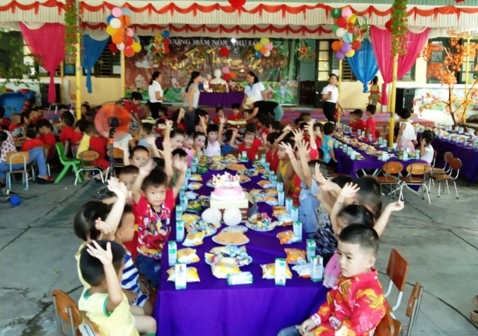 Nhà trường xây dưng môi trường trong và ngoài trời giáo dục 