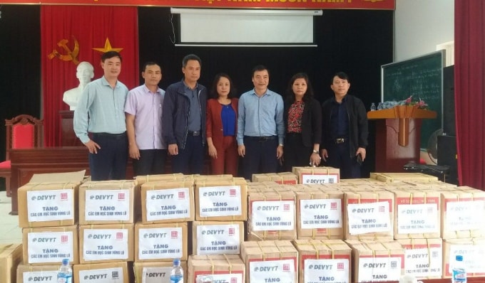 Công ty cổ phần Sách thiết bị Hồng Hà ủng hộ vở học sinh và các dụng cụ học tập khác.