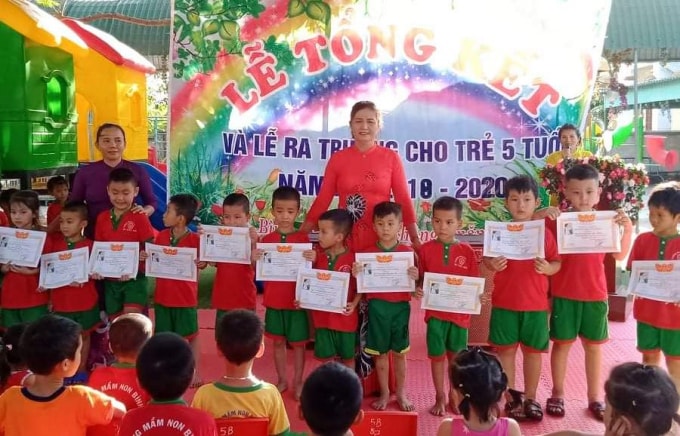 Cô Phan Thị Thủy, Hiệu trưởng Trường Mầm non Bình An trao giấy khen cho các em học sinh.