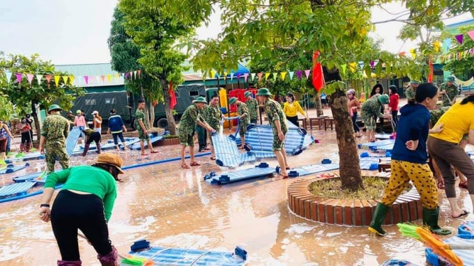 Các lực lượng Quân đội, Công an, Đoàn Thanh niên và các tập thể chung tay, giúp đỡ các nhà trường dọn dẹp vệ sinh sau lũ.