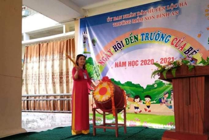 Cô Phan Thị Thủy, Hiệu trưởng Trường Mầm non Bình An đánh trống khai giảng năm học mới.
