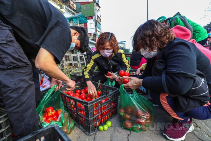 Có những người chỉ mua vài cân, nhưng cũng có người mua hai, ba thùng.