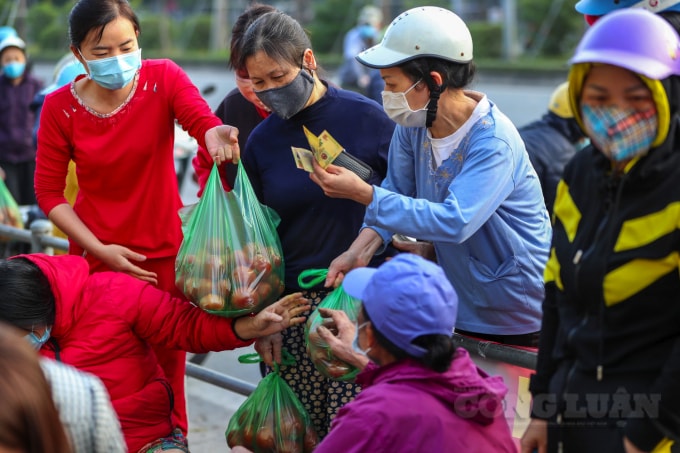 Chị Nguyễn Thanh Thuỷ, người trực tiếp đứng bán giúp nông sản cho nông dân Hải Dương cho hay, cách đây không lâu tôi có mua nông sản ở huyện Kinh Môn tặng các bệnh viện dã chiến ở Hải Dương. Với việc nhiều bà con ở TP Chí Linh thấy tôi mua nhiều nên đánh tiếng nhờ giúp, thế là tôi bắt tay vào việc luôn.