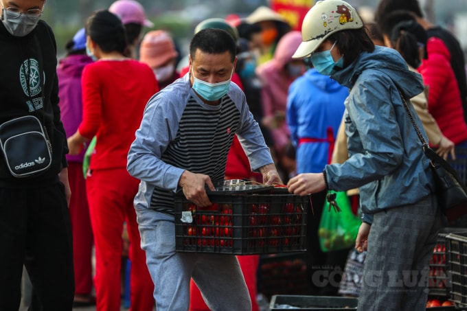 Trong hai ngày qua, nhóm của chị Thuỷ đã bán được hơn 30 tấn nông sản. Toàn bộ số tiền bán nông sản này sẽ được chuyển lại cho bà con nông dân để chia nhau, tuỳ theo số lượng hàng mà mỗi gia đình đã gửi bán. – chị Thủy cho biết thêm.