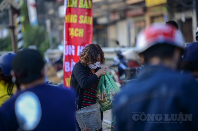 Có những lúc, những người đứng ra tiêu thụ nông sản cho bà con vùng dịch ở đây còn để khách hàng trả tuỳ tâm của mình.