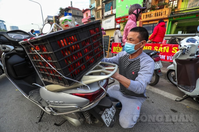 Theo thống kê của tỉnh Hải Dương, hàng hóa tồn đọng trên địa bàn còn rất lớn. Với nông sản, tỉnh còn gần 4.100ha rau vụ đông đến kỳ thu hoạch. Trong đó, có hơn 3.200ha hành, hơn 600ha cà rốt và hơn 250ha cải bắp, su hào, súp lơ, rau ăn lá. Sản lượng ước tính khoảng 91.000 tấn.