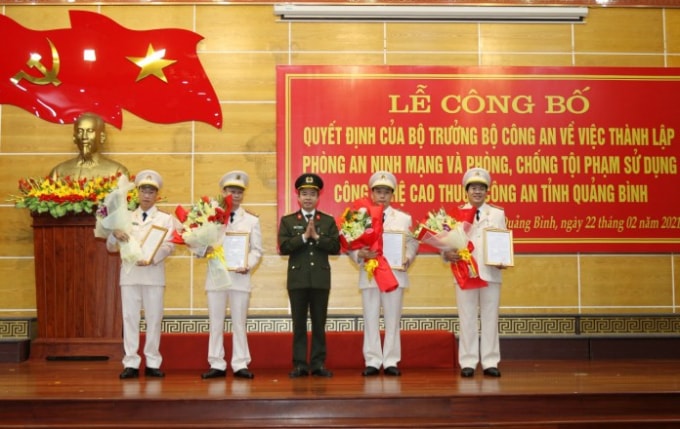 Đại tá Nguyễn Tiến Nam – Giám đốc Công an Quảng Bình thừa ủy quyền của Bộ trưởng Bộ Công an trao quyết định chúc mừng BCH Phòng An ninh mạng và phòng chống tội phạm công nghệ cao. Ảnh C.A