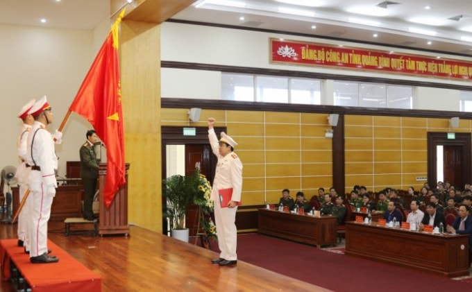 Thiếu tá Trần Anh Tuấn, Trưởng Phòng An ninh mạng và phòng chống tội phạm sử dụng công nghệ cao làm lễ tuyên thệ. Ảnh C.A