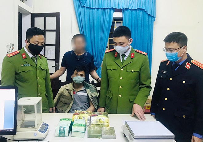 Đối tượng Bùi Tiến Vân cùng tang vật bị cơ quan Công an bắt giữ.