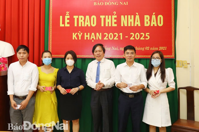 Giám đốc Sở TT-TT Lê Hoàng Ngọc trao thẻ nhà báo niên hạn 2021-2025 cho các phóng viên báo Đồng Nai. Ảnh: Công Nghĩa