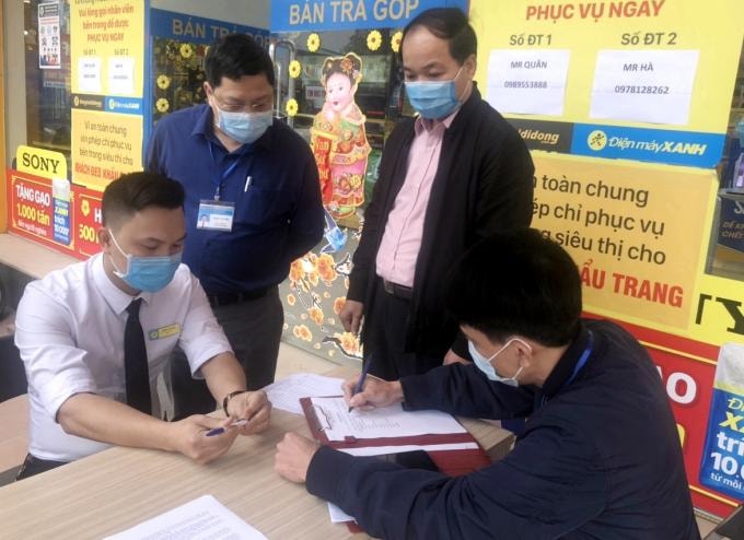 TP Hạ Long lập biên bản, xử phạt vi phạm hành chính 1 đơn vị kinh doanh do vi phạm quy định phòng chống dịch. Ảnh: Hồng Hạnh.