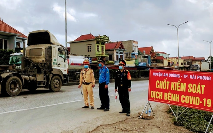 Chốt kiểm soát y tế tại cửa ngõ vào Hải Phòng trên Quốc lộ 5. Ảnh: TL