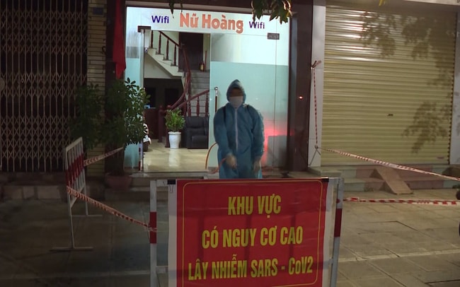 Lực lượng chức năng tiến hành phong tỏa Nhà nghỉ, phun độc, khử trùng. Ảnh: TL