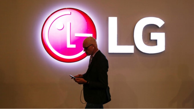 Một khách tham quan sử dụng điện thoại di động trước gian hàng của LG tại Mobile World Congress ở Barcelona, Tây Ban Nha. Ảnh: Reuters