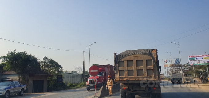 Trong 2 tháng đầu năm 2021, lực lượng chức năng tỉnh Thanh Hóa đã tuần tra, kiểm soát và xử lý tình trạng xe quá khổ, quá tải vi phạm với 407 trường hợp bị xử phạt. Nhưng đôi khi xe quá khổ, cơi nới vẫn vô tư qua chốt tuần tra. Ảnh: QT