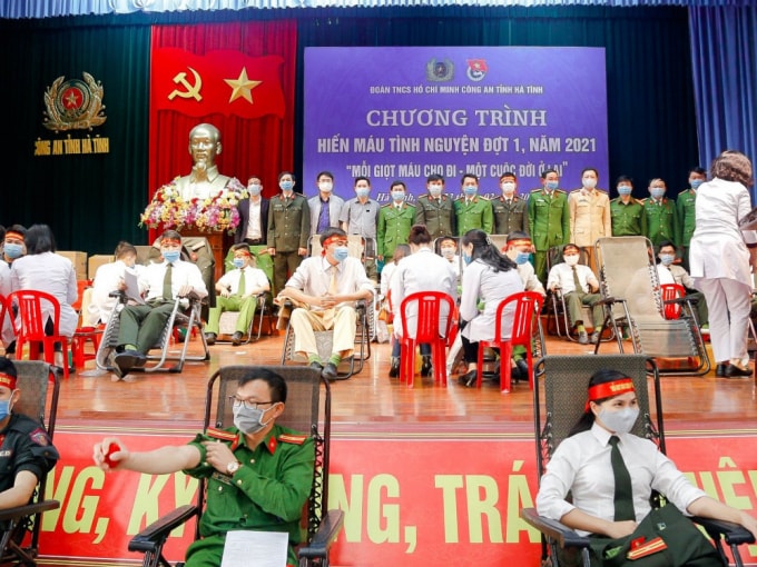 Cán bộ, chiến sĩ Công an Hà Tĩnh tham gia hiến máu