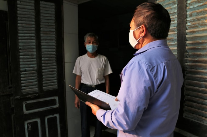 Đi từng ngõ, gõ từng nhà là nhiệm vụ của Tổ phòng, chống COVID -19 cộng đồng (ảnh TL).