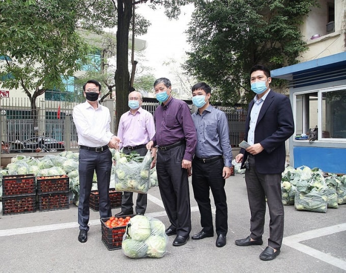 Cán bộ, công chức, viên chức, người lao động Bộ Xây dựng chung tay giải cứu nông sản cho bà con vùng dịch Hải Dương.