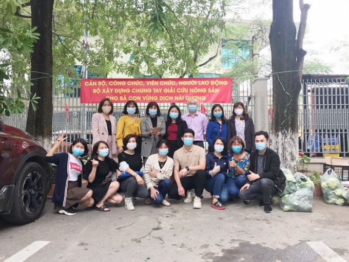 Sau hơn 2 tiếng, gần 7 tấn hàng rau củ quả đã được 