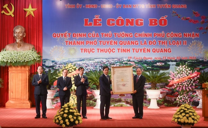 Thủ tướng Nguyễn Xuân Phúc trao Quyết định công nhận thành phố Tuyên Quang là đô thị loại II trực thuộc tỉnh Tuyên Quang.