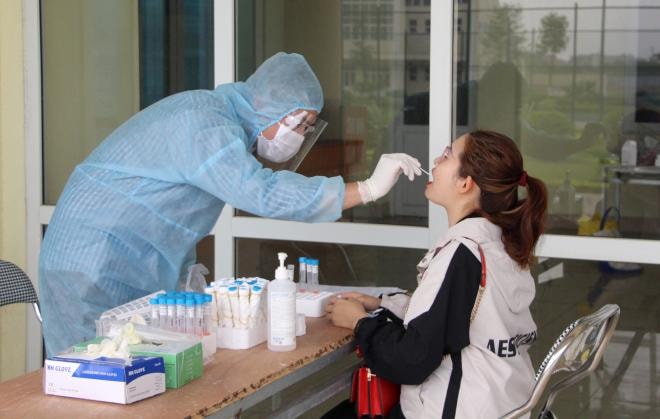 Lấy mẫu xét nghiệm Covid-19 cho người dân tại TX Đông Triều, Quảng Ninh. Ảnh: Thu Chung.