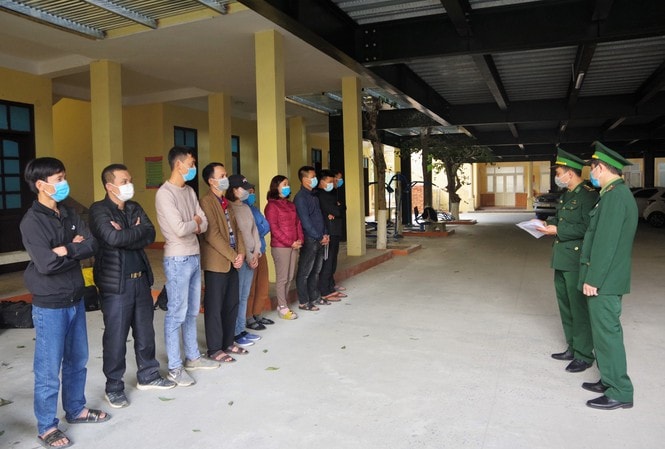 Các đối tượng vượt biên bị bắt giữ. Ảnh: tienphong.vn