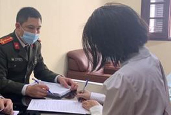 Công an làm việc với chị T. Ảnh Công an cung cấp.