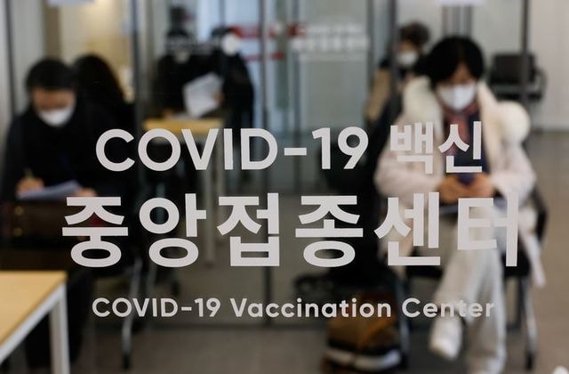 Một trung tâm tiêm vắc xin Covid-19 tại Seoul, Hàn Quốc. Ảnh: Reuters