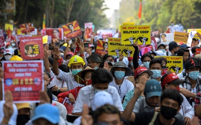 Người dân biểu tình ở Myanmar. Ảnh: BD