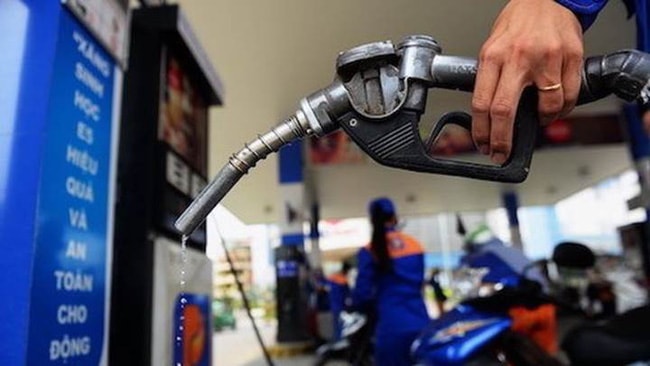 Giá xăng nhiều khả năng tăng mạnh vào kỳ điều chỉnh ngày 25/2. Ảnh minh hoạ