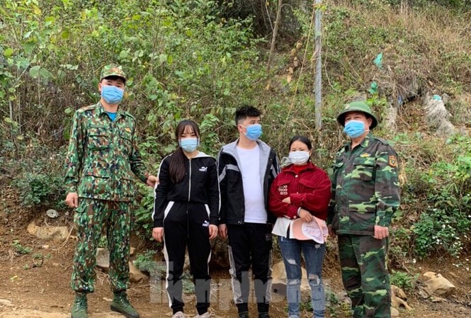 Ba người Trung Quốc (giữa) bị lực lượng Biên phòng Tân Thanh ngăn chặn xâm nhập trái phép trên biên giới .Ảnh: tienphong.vn