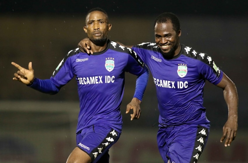 Đinh Hoàng Max (trái) có nhiều năm chinh chiến tại V.League. Ảnh: internet