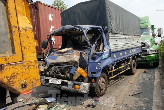 Hiện trường vụ tai nạn liên hoàn giữa 2 xe tải và xe container. Ảnh: tienphong.vn