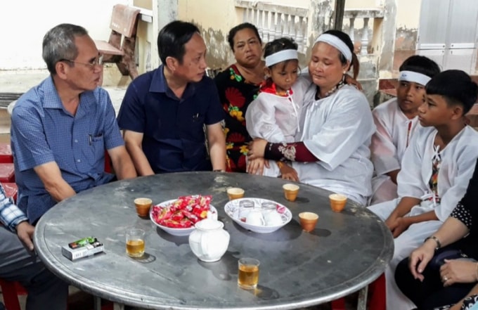 Lãnh đạo tỉnh Bạc Liêu thăm hỏi và động viên gia đình ông Châu Khêl.