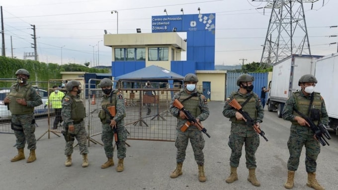 Các thành viên của Lực lượng Thủy quân Lục chiến Ecuador bảo vệ một khu vực ở Guayaquil, Ecuador, vào ngày 23 tháng 2 năm 2021 - Ảnh: Marcos Pin Mendez / AFP