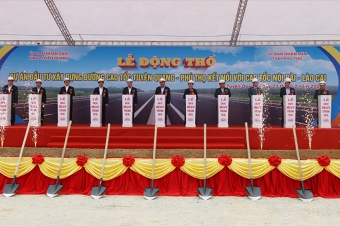 Thủ tướng Chính phủ Nguyễn Xuân Phúc cùng các đại biểu bấm nút tại lễ động thổ dự án đầu tư xây dựng công trình đường cao tốc Tuyên Quang - Phú Thọ kết nối với cao tốc Nội Bài - Lào Cai.