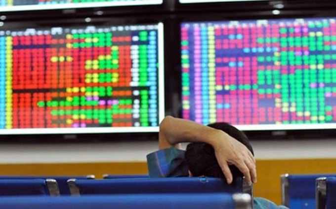 Áp lực bán bất ngờ ở phiên chiều, Vn-Index có lúc giảm tới hơn 23 điểm.