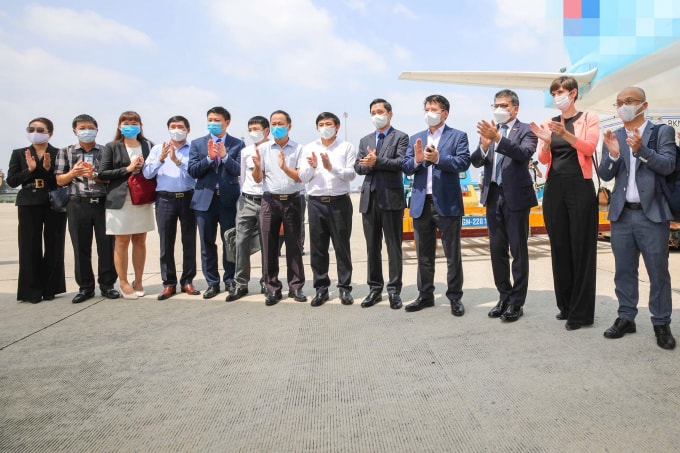 Lãnh đạo cấp cao của Bộ Y tế, Tổng Lãnh sự quán Anh tại TP.HCM, Công ty cổ phần Vacxin Việt Nam (VNVC), Công ty TNHH AstraZeneca Việt Nam, Cảng hàng không Quốc tế Tân Sơn Nhất có mặt tại sân bay đón lô vắc xin Covid-19 của AstraZeneca đầu tiên về Việt Nam theo hợp đồng đặt mua giữa VNVC và AstraZeneca.